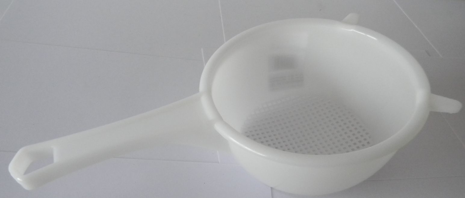 Cedník 20 cm plast