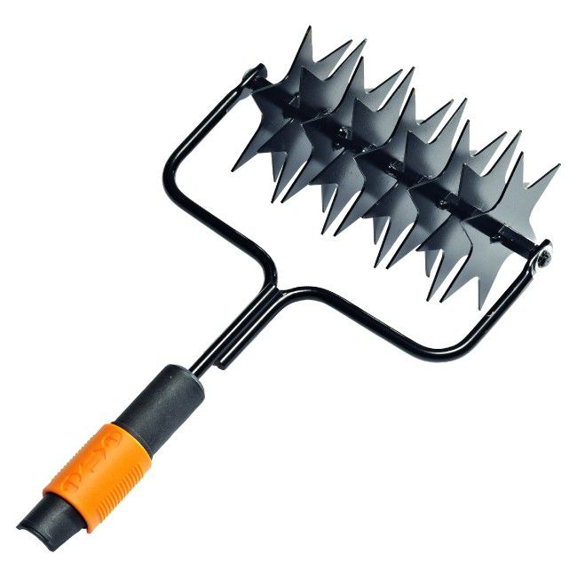 FISKARS QuikFit Prevzdušňovač trávnika