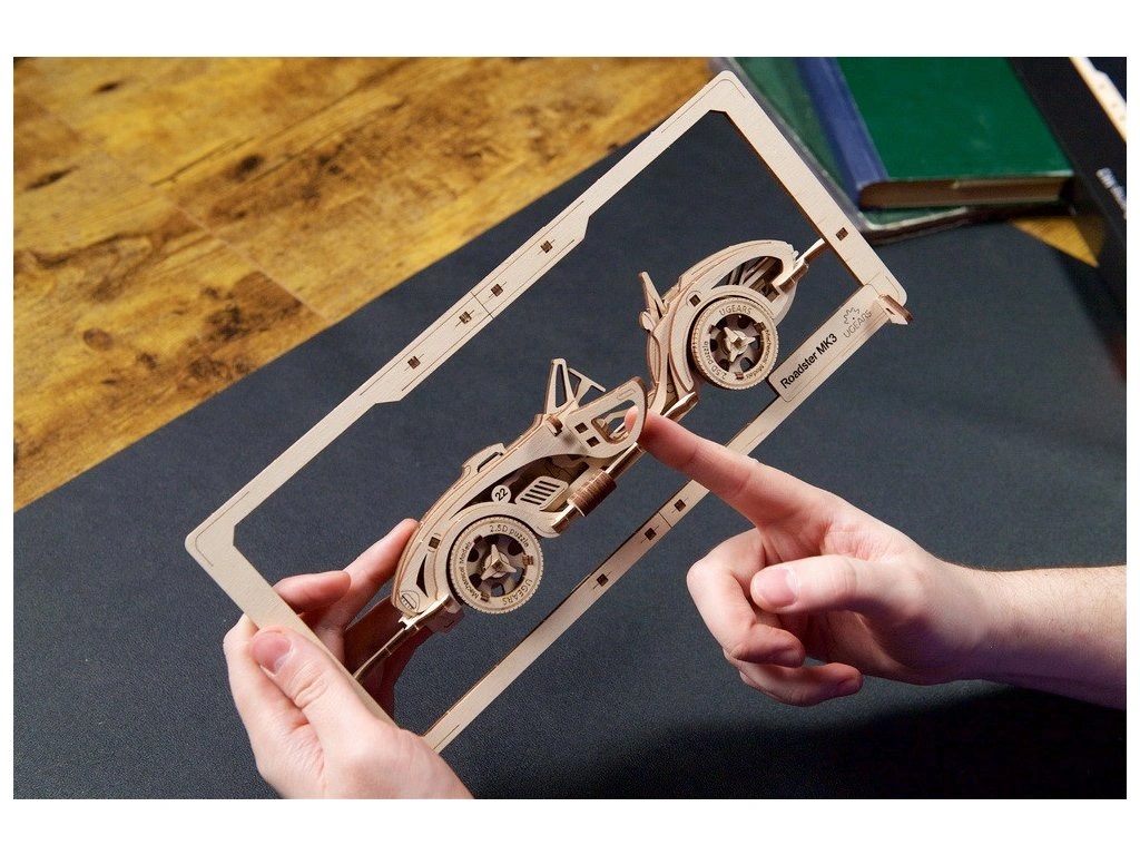 Ugears 2.5D dřevěné mechanické puzzle Roadster MK3