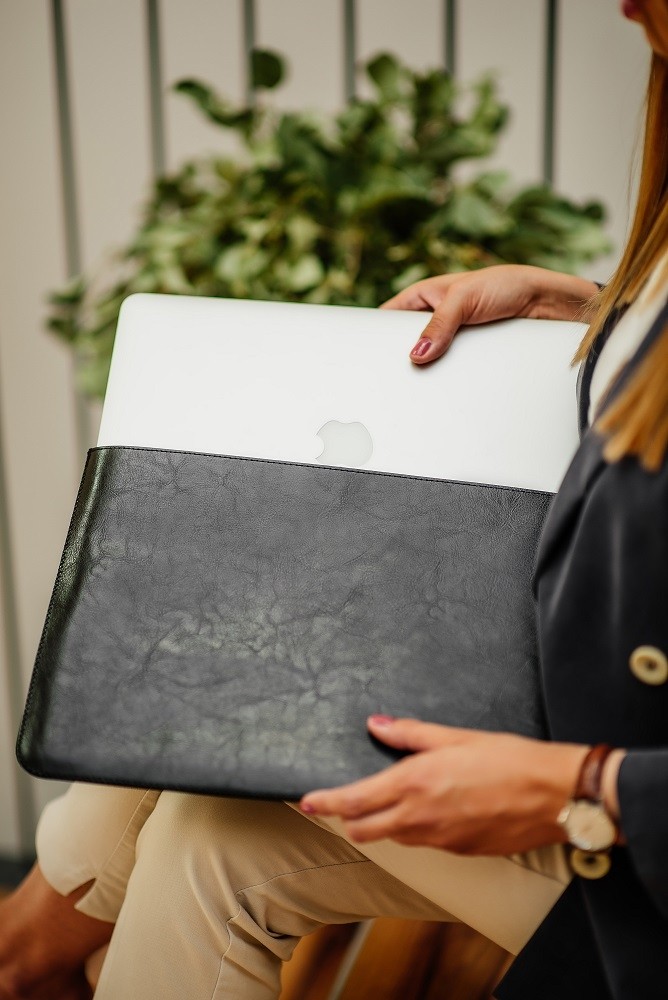 RED ANT MacBook Air 15  (2023) černé Whiskey Aroma