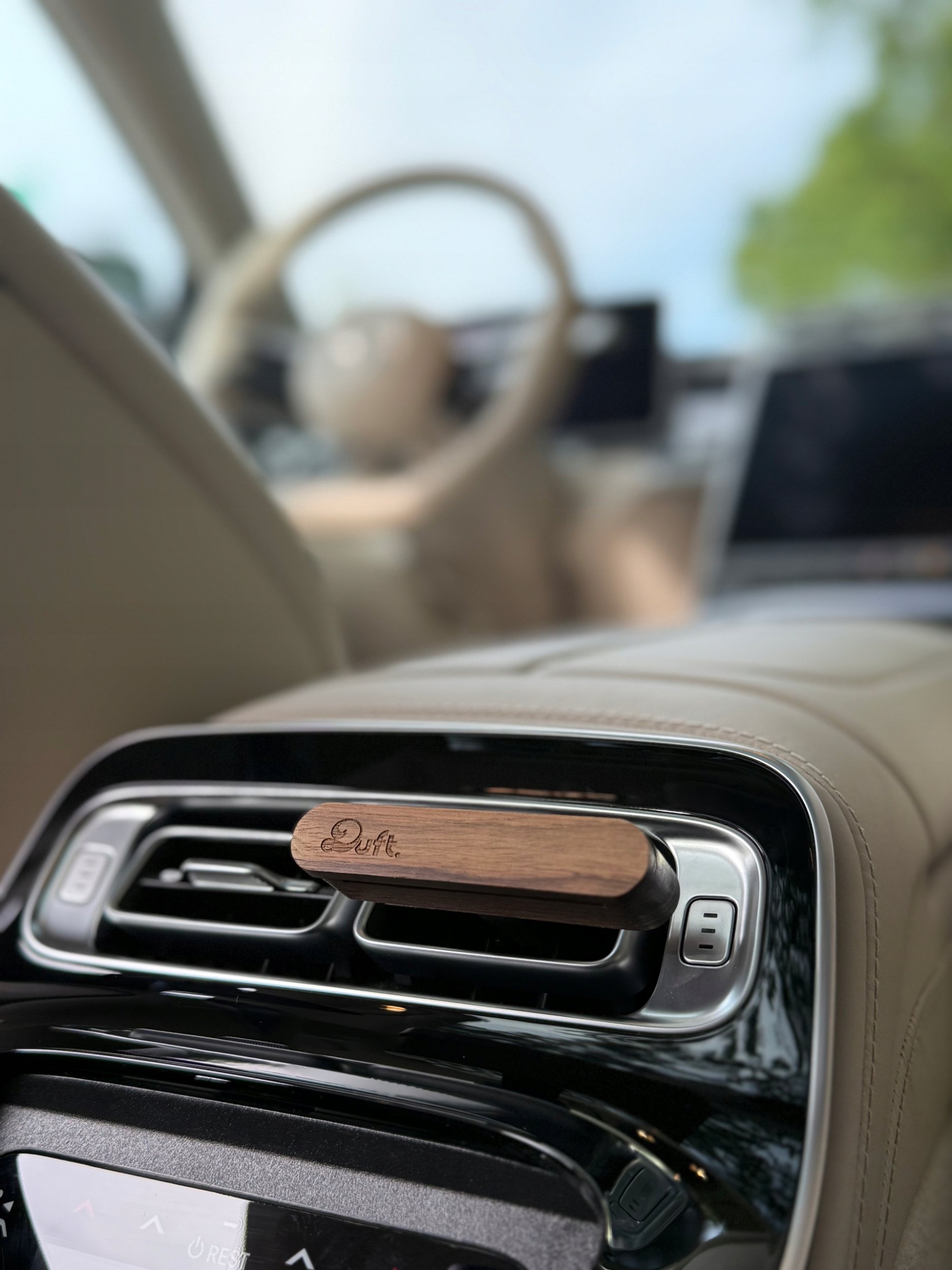 Teesa Car Fragrance Difuzér DUFT Tobacco&Vanilia – dřevěný difuzér do mřížky + 2 náplně