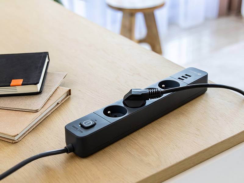 Tracer Power Line+ mobilní přepěťová ochrana prodlužovací lišta 5 m (4 zásuvky + 3x USB A, 5V 2,4A)