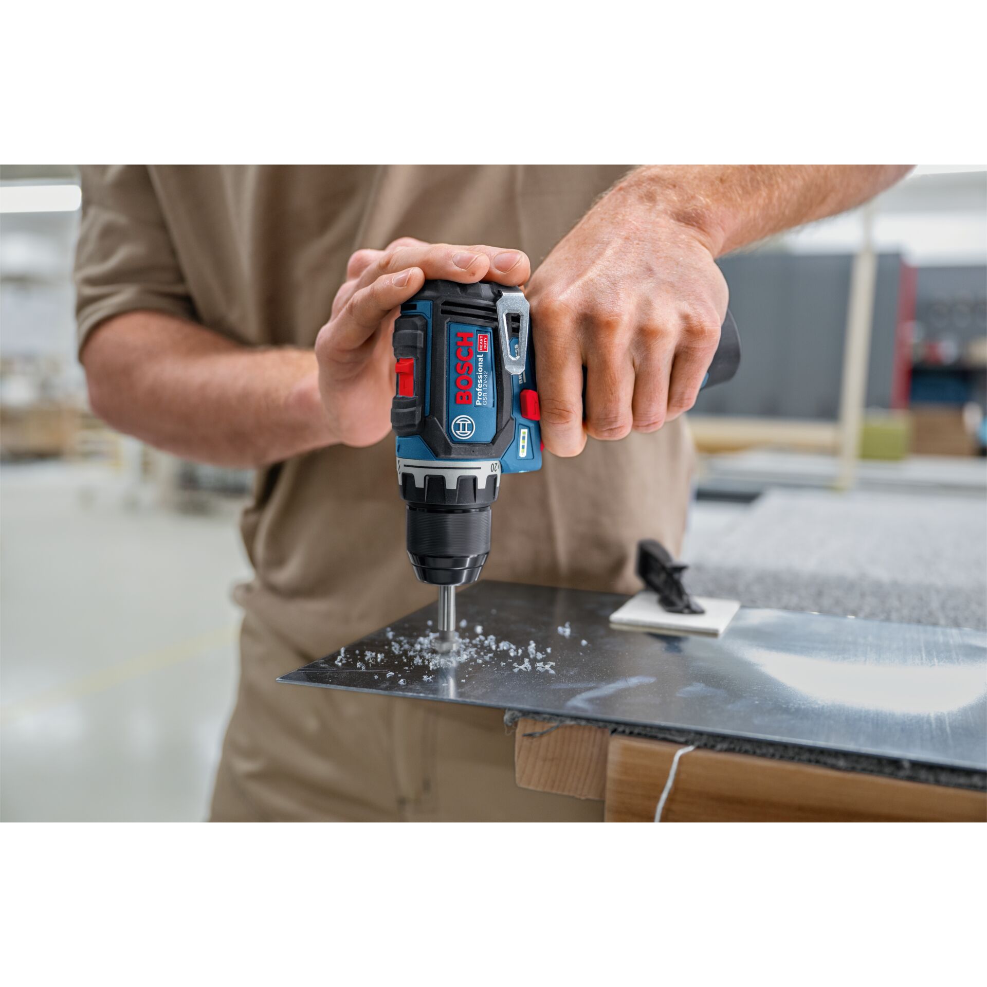 Bosch Powertools Akumulátorová vrtačka/šroubovák GSR 12V-32 Professional, 12 V (modrá/černá, lithium-iontová baterie 2,0 Ah + 4,0 Ah, 40dílná sada příslušenství, L-BOXX)