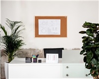 Korková nástěnka AVELI 60x90, dřevěný rám