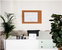 Korková nástěnka AVELI 40x60, dřevěný rám